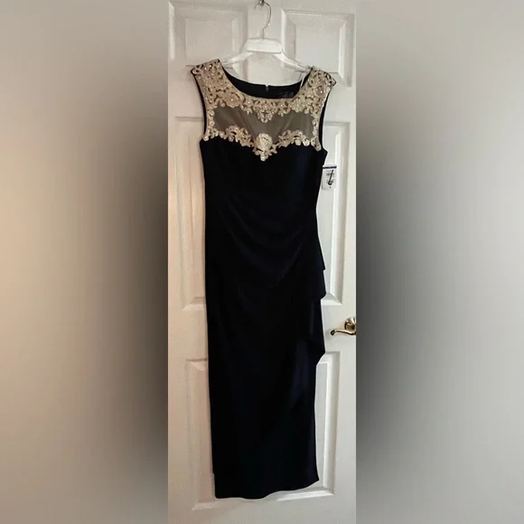 Alex Evenings/women’s NWT Embroidered Illusion-Yoke Navy and Cream Lace Gown - Picture 4 of 11